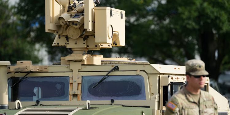 Trump poziva veterane da postanu vozači kamiona nakon što se 56.000 vozača kamiona zaustavilo s cesta