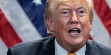 Trump prijeti da će večeras ‘opet žestoko udariti Iran’ nakon što je na summitu NATO-a proglasio prekid vatre
