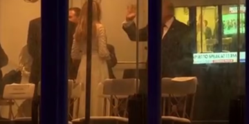 Trump se rugao nakon što ga je Fox News pokazao kako gleda sebe na Fox Newsu tijekom prijenosa uživo