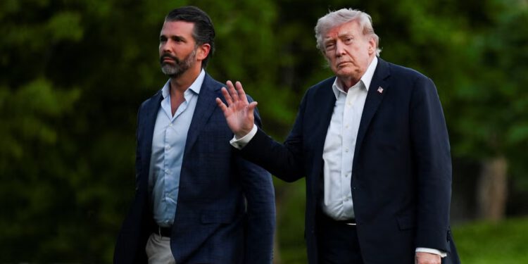 Trump tvrdi da nema ‘ničeg nezakonitog’ u zarađivanju preko milijardu dolara od kriptovalute dok je na dužnosti