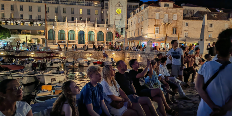 U ČAST POSIDONIJI Hvar je sinoć poslušao njezin glas