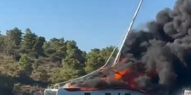 U jednom trenutku pukao i pao jarbol, vatrogasci se bore s vatrom