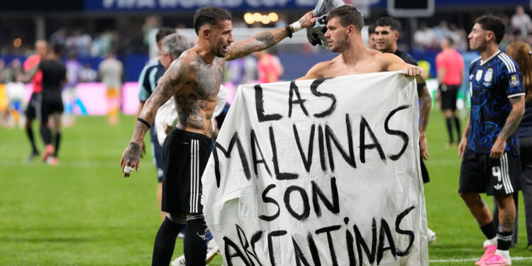 UK poziva FIFA-u da kazni Argentinu zbog transparenta nakon eliminacije sa Svjetskog prvenstva — RT World News