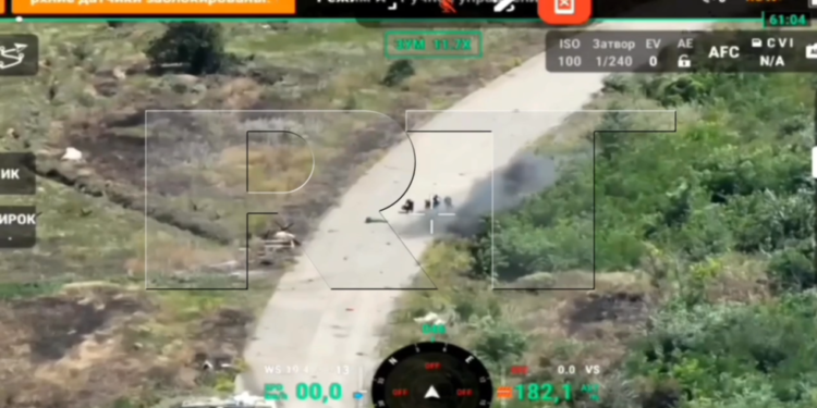 Ukrajinski FPV dron pogodio civile koji evakuiraju Konstantinovku (VIDEO) — RT Rusija i bivši Sovjetski Savez