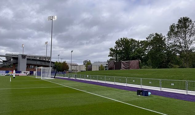 Uplašeni USMNT postavio je zamračene ograde zbog straha da bi špijuni mogli gledati trening prije okršaja finala Svjetskog prvenstva s Belgijom