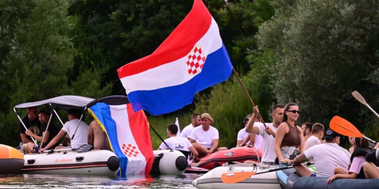 VELIKA FOTOGALERIJA Regata ponosa i tuge: Cetinom zaplovili u čast onih koji su branili Hrvatsku