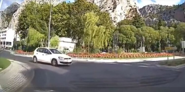 VIDEO IZ OMIŠA ‘Specijalac u kružnom toku’