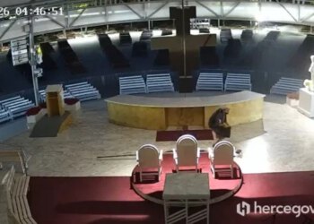 VIDEO Kamera snimila muškarca kako pali vanjski oltar u Međugorju