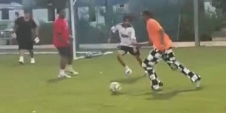 VIDEO Olise igra nogomet sa skupinom dječaka u New Yorku: video je viralan