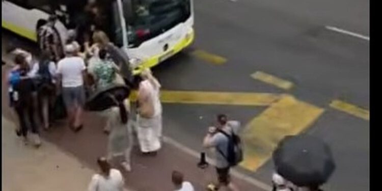 VIDEO Počela kiša: Ljudi u Omišu u sekundi pobjegli s ulica