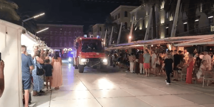 VIDEO: Utrka s vremenom kroz splitsku Rivu! Pogledajte kako su se vatrogasci probijali do požarom zahvaćenog objekta