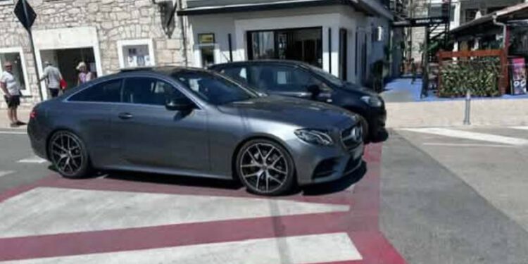VODICE Dva automobila parkirali nasred pješačkog prijelaza