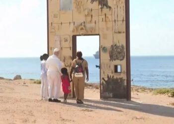 VRATA EUROPE Papa na otoku kojeg se pokušavaju domoći desetći tisuća migranata: “Mnogi skončaju među valovima”