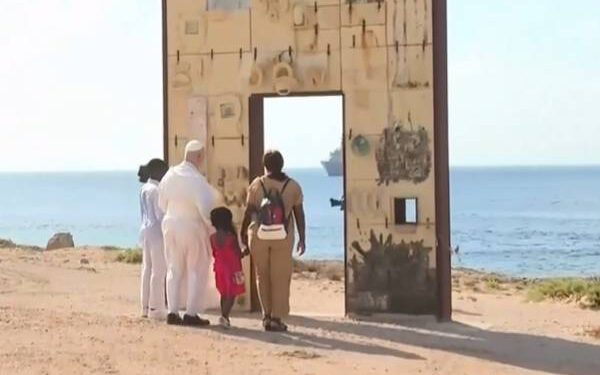 VRATA EUROPE Papa na otoku kojeg se pokušavaju domoći desetći tisuća migranata: “Mnogi skončaju među valovima”