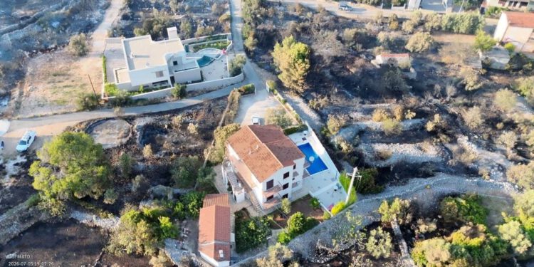 Vatra gutala Dalmaciju – Kanaderi i stotine vatrogasaca branili kuće u Vinišću, na Hvaru izgorjelo 200 hektara!
