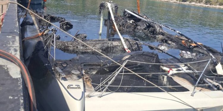 Vatrena buktinja progutala brodicu u uvali Valmižeja, unatoč borbi vatrogasaca potonula na dno!