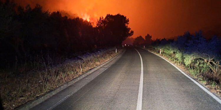 Vatrogasce na Korčuli čeka duga noć: Krizni stožer donio nove odluke
