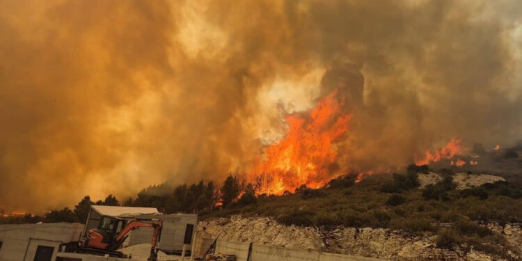 Veliki požar na Hvaru stavljen pod nadzor: Izgorjele kuće, vinogradi, oštećene vile…