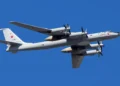 Veliki ruski avion ispustio zanimljivu opremu blizu britanskog nosača aviona