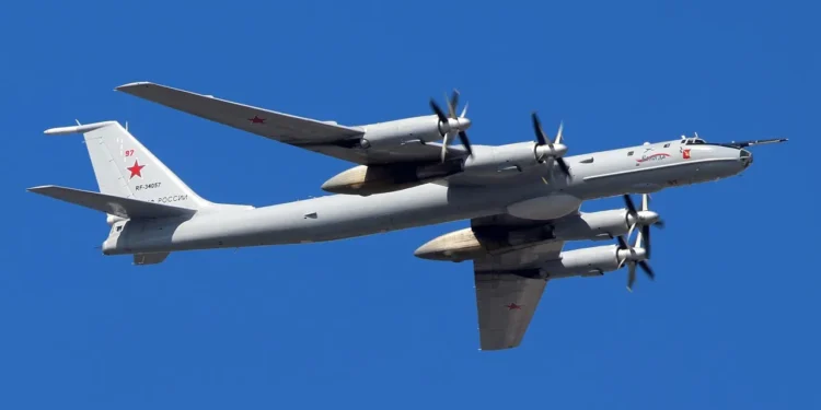 Veliki ruski avion ispustio zanimljivu opremu blizu britanskog nosača aviona
