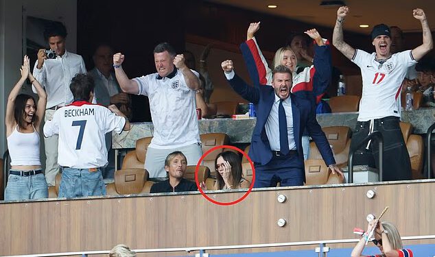 Victoria Beckham odmah postaje meme nakon što nije reagirala kada je Jude Bellingham postigao pogodak protiv Norveške tijekom okršaja Engleske na Svjetskom prvenstvu