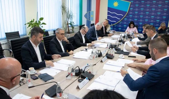 Vlada HNŽ-a razdijelila proračunska sredstva: Novac za Zračnu luku, prijevoz učenika i pučke kuhinje