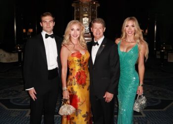 Vlasnik Chiefsa Clark Hunt i obitelj dijele zapanjujuće snimke vjenčanja Taylor Swift i Travisa Kelcea s ceremonije u New Yorku