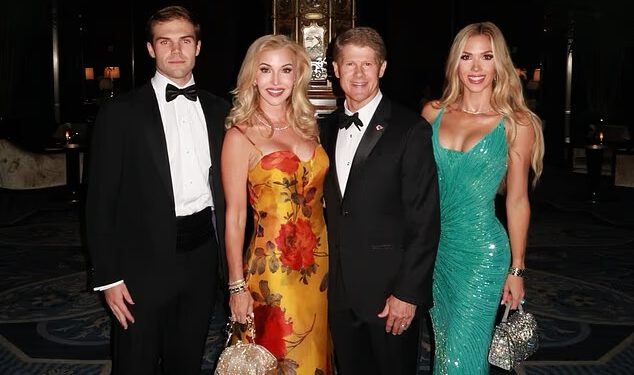 Vlasnik Chiefsa Clark Hunt i obitelj dijele zapanjujuće snimke vjenčanja Taylor Swift i Travisa Kelcea s ceremonije u New Yorku