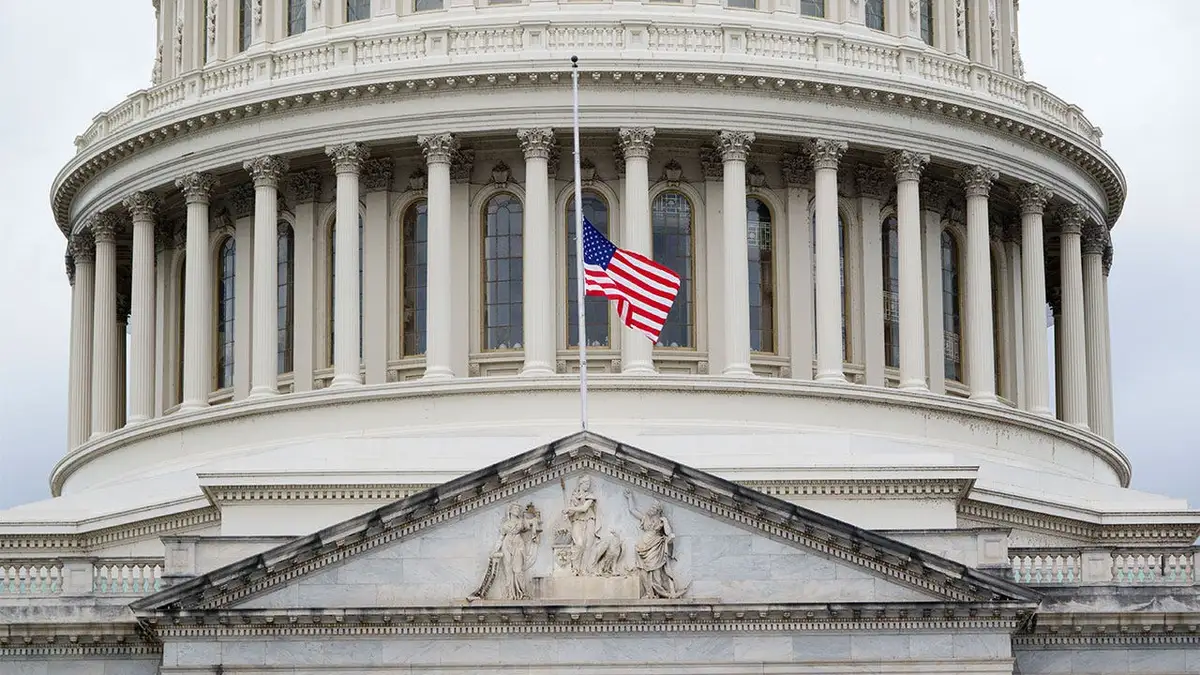 Američka zastava na pola koplja iznad Kapitola nakon smrti senatora Lindseyja Grahama