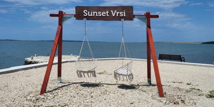 Zaštićena luka, stotinu vezova i mjesto koje živi!