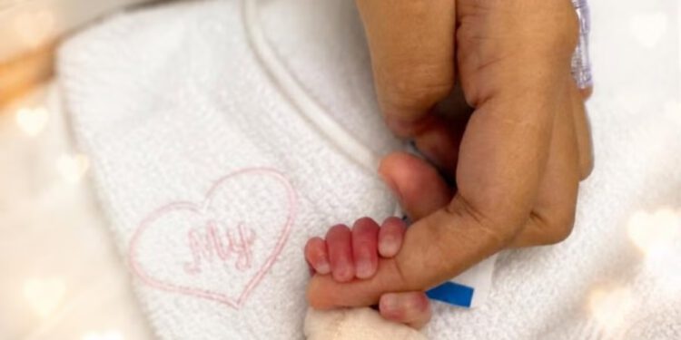 Žena rađa identične četvorke nakon jedne od 15 milijuna trudnoća