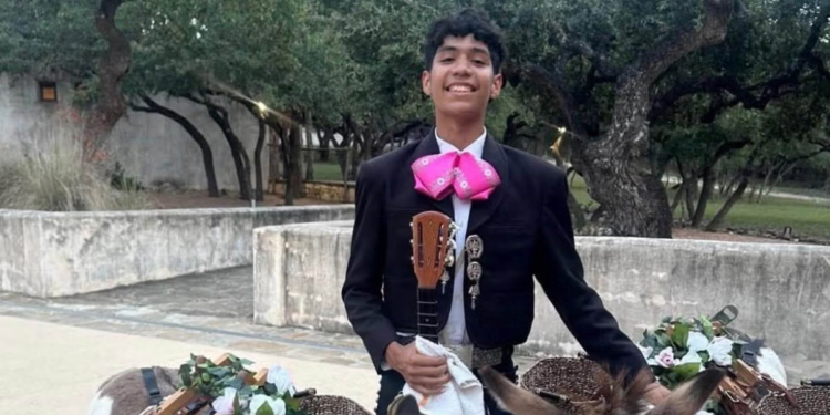 Zvijezda benda Mariachi zadržana od strane ICE snima ‘Star-Spangled Banner’ za 4. srpnja