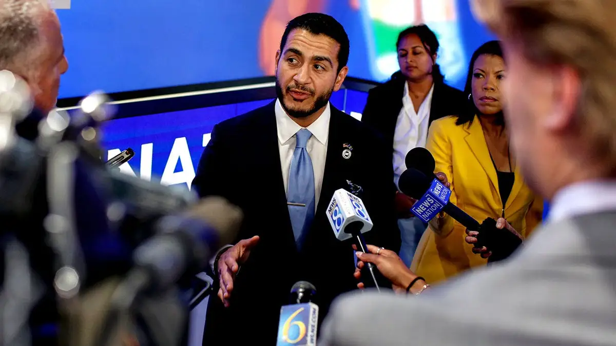 Sen kandidat Abdul El-Sayed gestikulira dok razgovara s novinarima