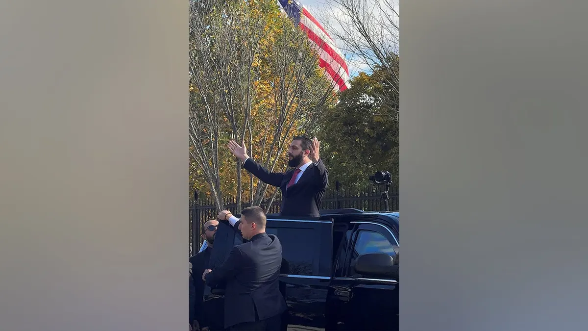Sirijski predsjednik Ahmed al-Sharaa pozdravlja pristaše nakon sastanka s američkim predsjednikom Donaldom Trumpom u Bijeloj kući u Washingtonu, DC, SAD, 10. studenog 2025.