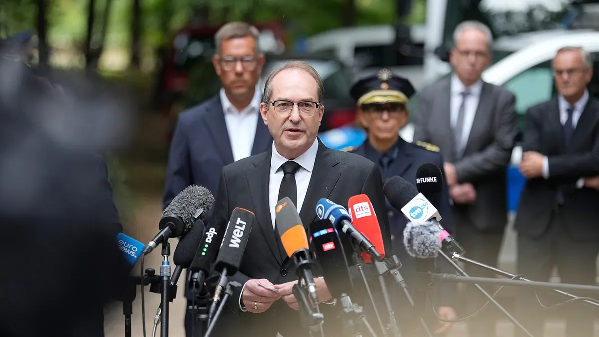 Alexander Dobrindt razgovara s novinarima u blizini mjesta automobilskog incidenta na Povorci ponosa u Berlinu.