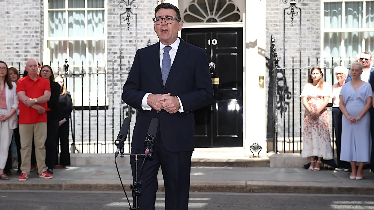 Andy Burnham govori ispred Downing Streeta 10