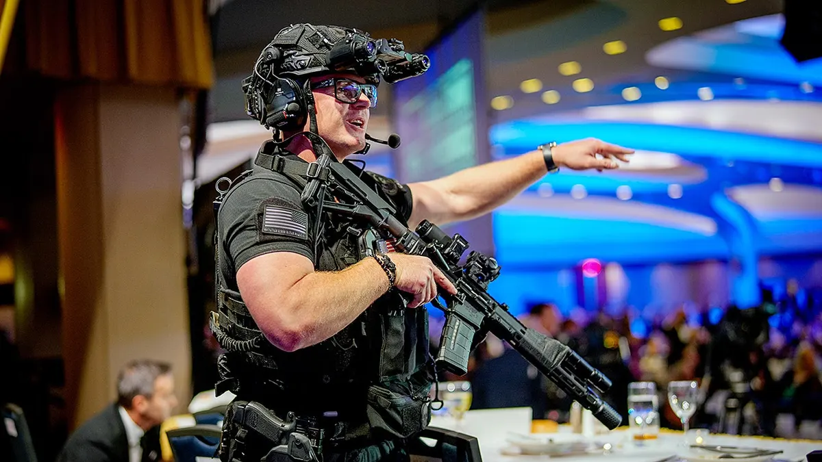 Naoružani agenti tajne službe stoje na pozornici u Washington Hiltonu.