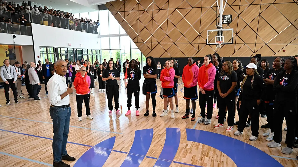 Bivši predsjednik Barack Obama razgovara s WNBA All-Stars tijekom treninga na domaćem terenu u Obaminom predsjedničkom centru u Chicagu.