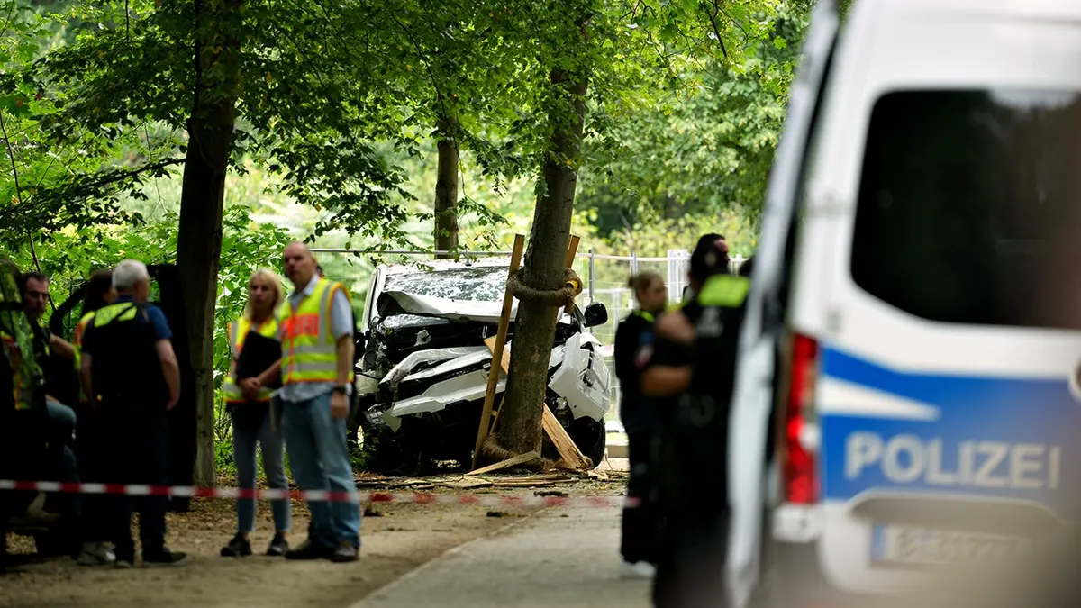 Policajci stoje u blizini vozila koje se zabilo u drvo u Berlinu.
