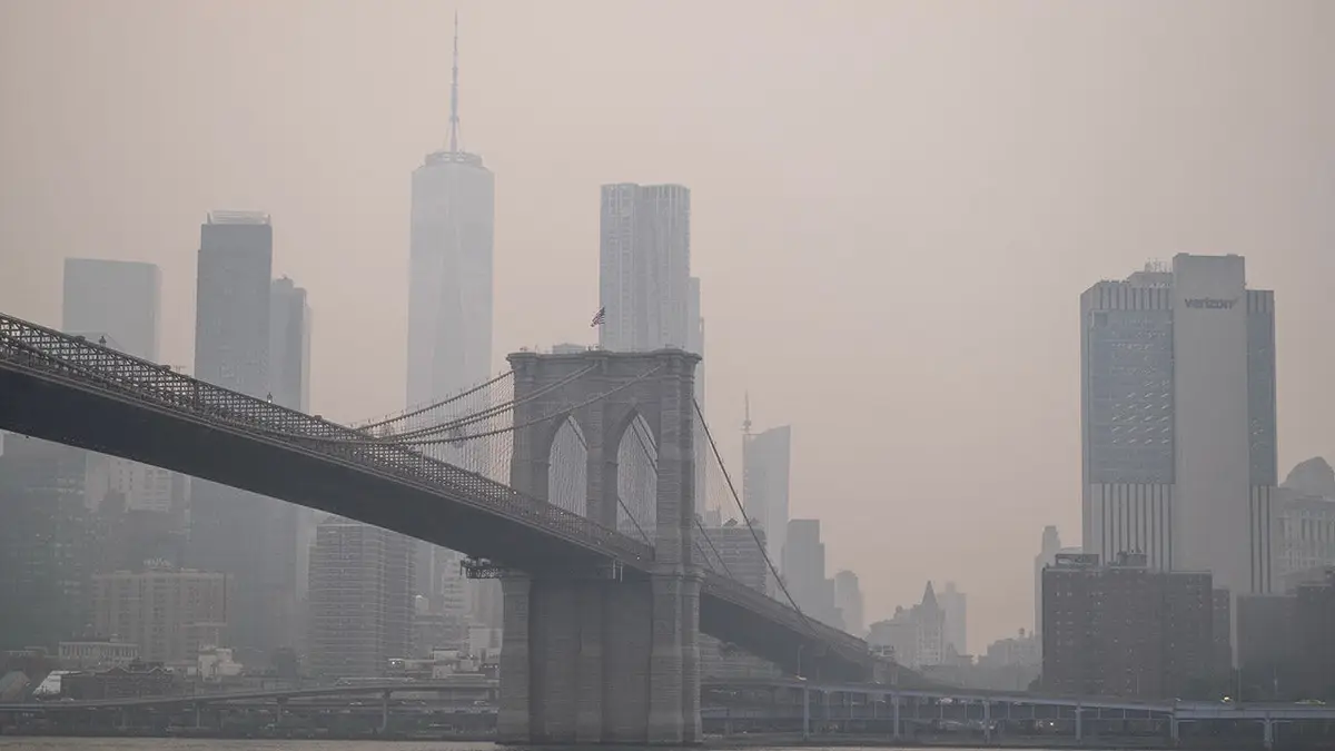 Dim prekriva horizont Manhattana iznad Brooklyna.