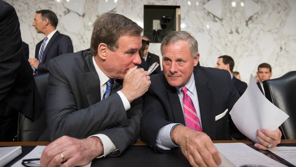 Predsjednik Senatskog odbora za obavještajne poslove senator Richard Burr, RN.C., desno, i potpredsjednik odbora Sen, Mark Warner, D-Va. konferencija na Capitol Hillu u Washingtonu, u srijedu, 28. lipnja 2017., dok panel provodi saslušanje o ruskoj intervenciji u europskim izborima u svjetlu otkrića američkih obavještajnih agencija koje okrivljuju Rusiju za miješanje u američke izbore 2016. (AP Photo/J. Scott Applewhite)