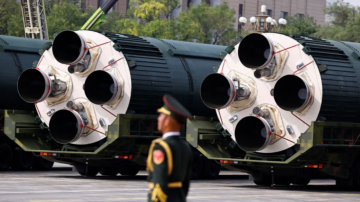 Pripadnik Narodne oslobodilačke vojske stoji dok strateška udarna grupa prikazuje nuklearne projektile DF-5C tijekom vojne parade povodom obilježavanja 80. godišnjice završetka Drugog svjetskog rata, u Pekingu, Kina, 3. rujna 2025.