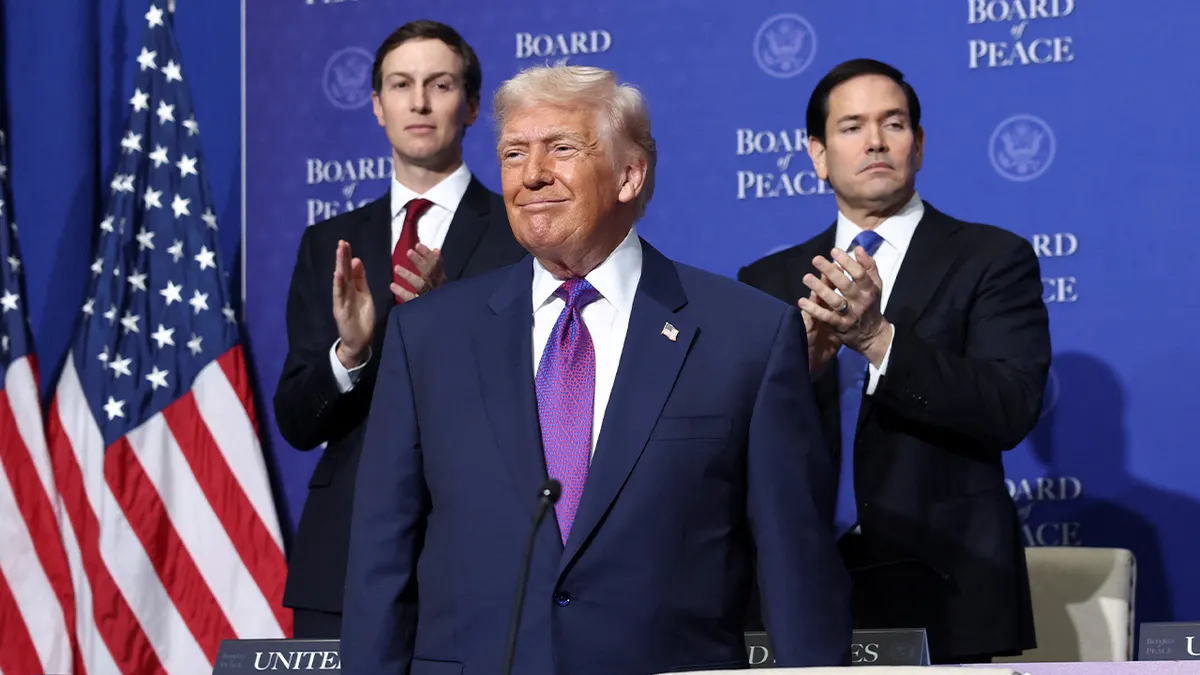 Donald Trump stoji ispred Jareda Kushnera i Marca Rubija