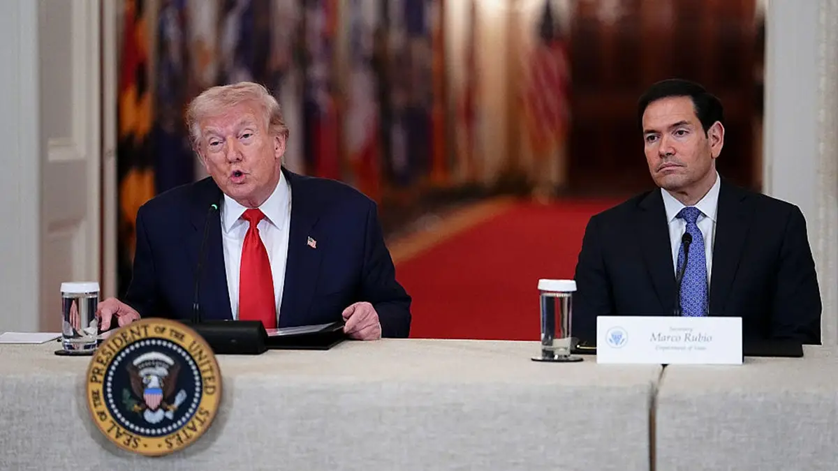 Predsjednik Donald Trump i državni tajnik Marco Rubio sjede tijekom okruglog stola u istočnoj sobi Bijele kuće