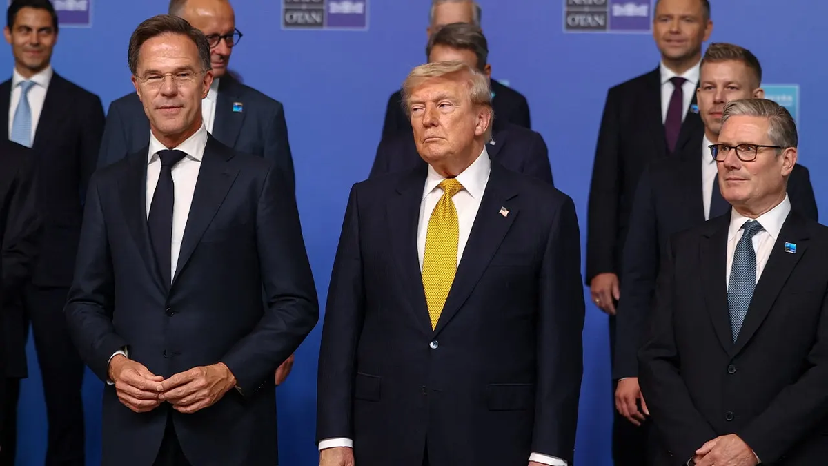 Trump tijekom NATO obiteljske fotografije