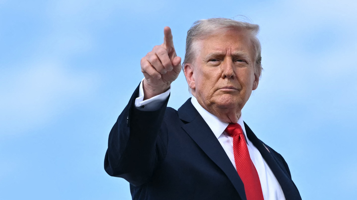 Američki predsjednik Donald Trump upire u kamere prije ulaska u Air Force One