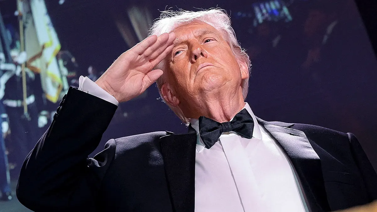 Američki predsjednik Donald Trump pozdravlja na večeri Udruženja dopisnika Bijele kuće