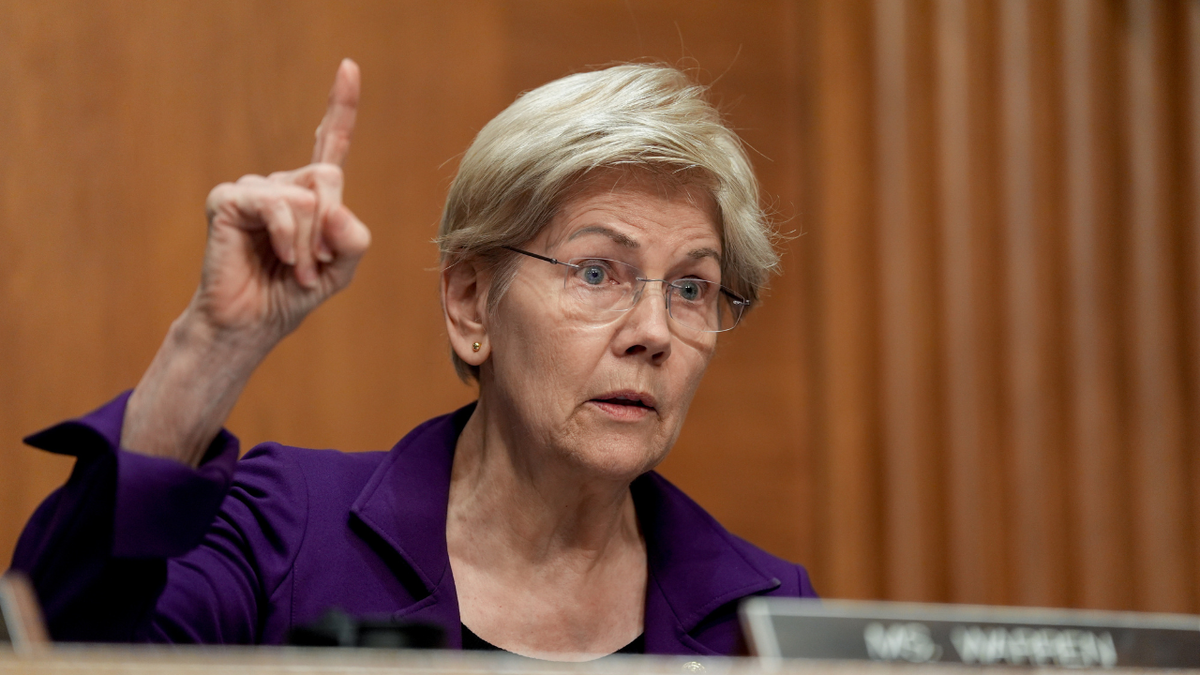 Elizabeth Warren govori tijekom saslušanja Senatskog odbora za bankarstvo, stambena pitanja i urbana pitanja.