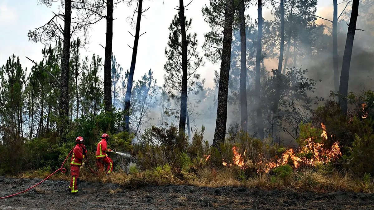 Vatrogasci se bore s požarom u blizini Marcheprimea, izvan Bordeauxa u Francuskoj.