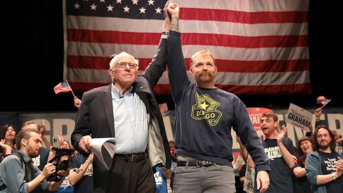 Bernie Sanders stoji s kandidatom za Senat Grahamom Platnerom na kampanji.
